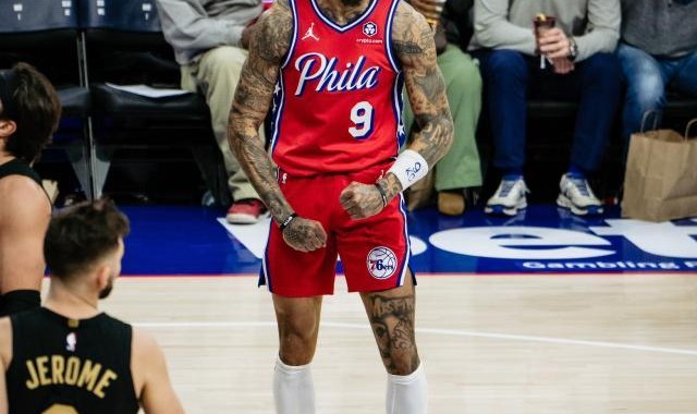 开云电子-比联盟最准更准！对攻大战76人21记三分送骑士连败