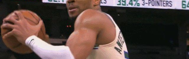 【观察】字母哥和雄鹿：手拉手消耗到两败俱伤